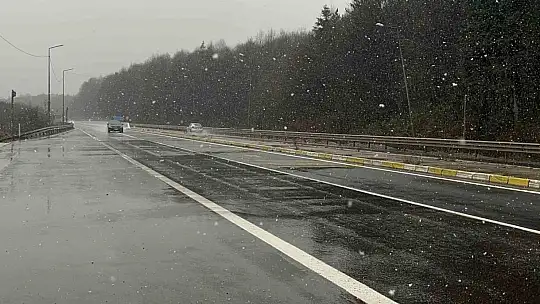 Bolu Dağı geçişinde kar yağışı etkili oluyor