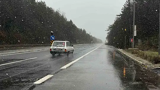 Bolu Dağı geçişinde kar yağışı etkili oluyor