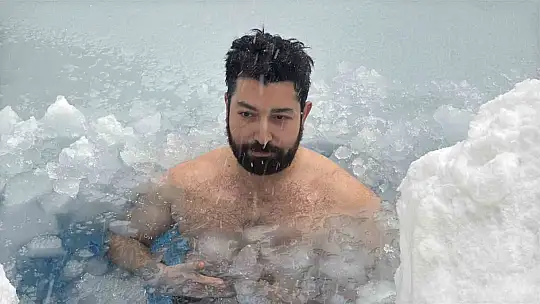 Eksi 10 derecede buz tutan havuza girdi