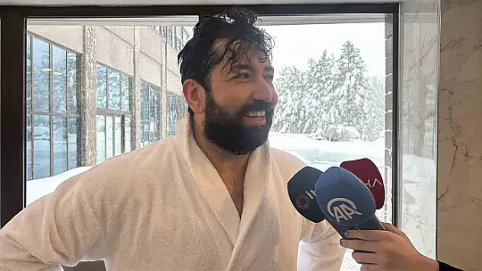 Eksi 10 derecede buz tutan havuza girdi