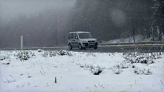 Bolu Dağı'nda hafif kar yağışı devam ediyor