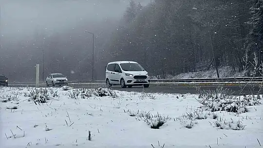 Bolu Dağı'nda hafif kar yağışı devam ediyor