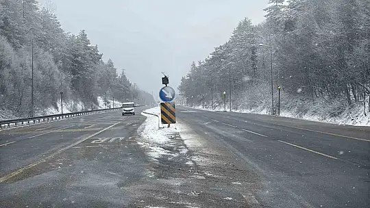 Bolu Dağı'nda hafif kar yağışı devam ediyor