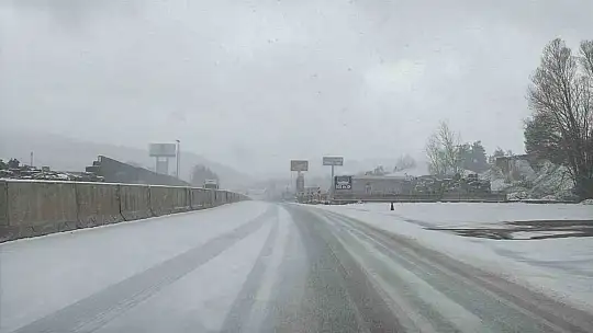 Bolu Dağı'nda hafif kar yağışı devam ediyor