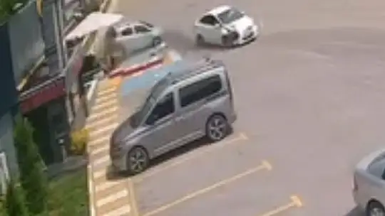 Bolu Dağı'nda otomobil, işletme otoparkına daldı