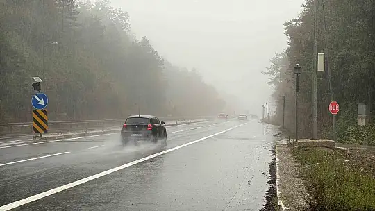Bolu Dağı'nda sis ve sağanak görüş mesafesini düşürdü