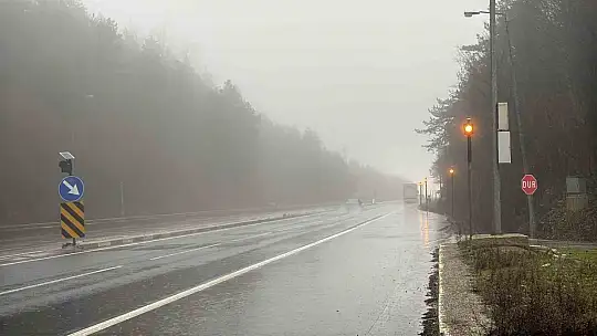 Bolu Dağı'nda sis ve sağanak sebebiyle görüş mesafesi 30 metreye düştü