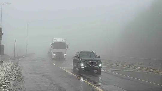 Bolu Dağı'nda yağmur ve sis etkili oluyor