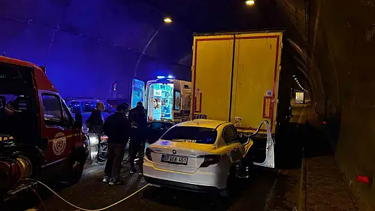 Otomobil tıra ok gibi saplandı: Baba ve oğlu yaralandı