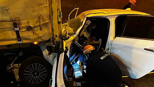 Otomobil tıra ok gibi saplandı: Baba ve oğlu yaralandı
