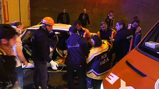Otomobil tıra ok gibi saplandı: Baba ve oğlu yaralandı