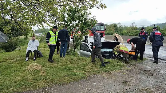 Bolu Dağında otomobil kanala uçtu 3 yaralı
