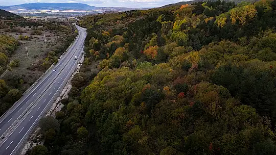 Bolu geçişinde ağaçlar sarı, turuncu ve kızıl tonlara büründü
