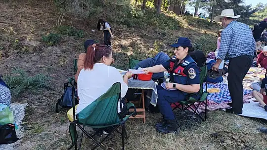 Bolu jandarması vatandaşı bilgilendirdi, hediye dağıttı