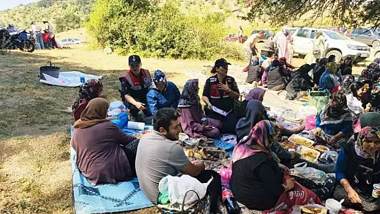 Bolu jandarması vatandaşı bilgilendirdi, hediye dağıttı