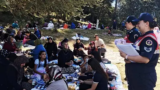 Bolu jandarması vatandaşı bilgilendirdi, hediye dağıttı