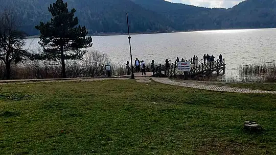 Bolu'nun doğa harikası Abant Gölü'ne ziyaretçi akını