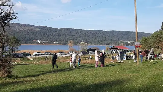 Bolu'nun doğa harikası Abant'ta ziyaretçiler akın etti