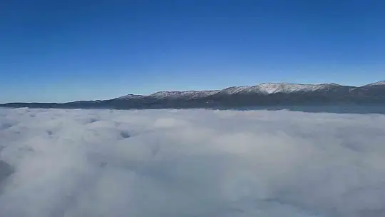 Bolu'nun karlı dağlarında sis güzel görüntü oluşturdu