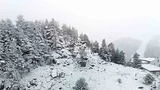 Bolu'nun yükseklerinde kar yağışı etkili oluyor
