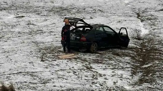 Boş araziye uçan otomobilin sürücüsü yaralandı