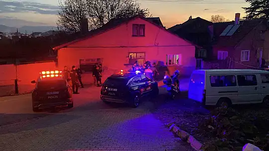 Boşanma aşamasındaki eşinin evine tabancayla ateş açtı