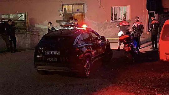 Boşanma aşamasındaki eşinin evine tabancayla ateş açtı