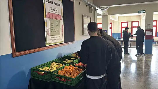 Bu okulda manav var, görevli yok