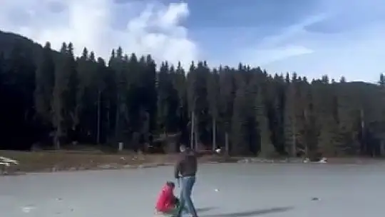 Buz tutan gölette kızağa bindiler