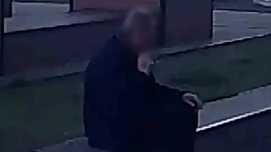 Cadde ortasında boynuna ve yüzüne kesikler attı