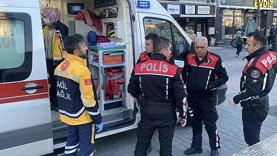 Cadde ortasında boynuna ve yüzüne kesikler attı