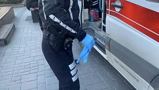 Cadde ortasında boynuna ve yüzüne kesikler attı