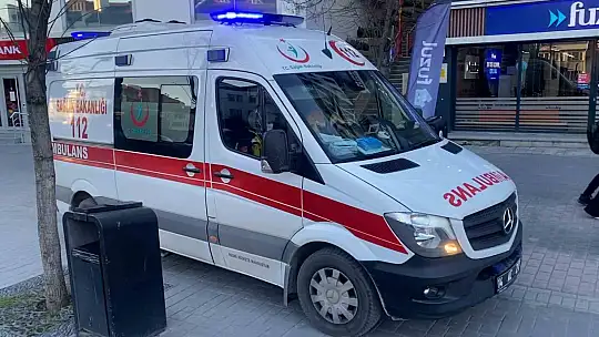 Cadde ortasında boynuna ve yüzüne kesikler attı