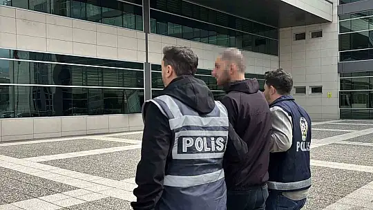 Çaldığı kamyonla eski sevgilisinin evine gitti, camdan girdiği evden laptop çaldı