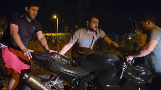 Çaldıkları motosikleti boş araziye atıp kaçtılar