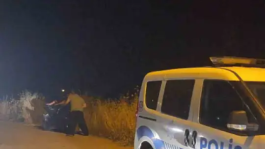 Çaldıkları motosikleti boş araziye atıp kaçtılar