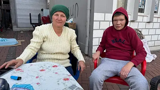Cam kemik hastası oğluna akülü araç alabilmek için örgü örüyor