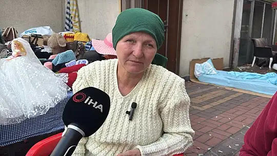 Cam kemik hastası oğluna akülü araç alabilmek için örgü örüyor