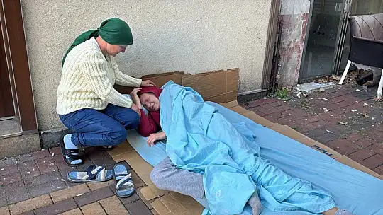 Cam kemik hastası oğluna akülü araç alabilmek için örgü örüyor