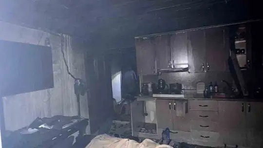 Cami lojmanında prizden yangın çıktı