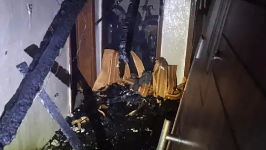 Cami lojmanında prizden yangın çıktı
