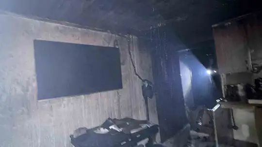 Cami lojmanında prizden yangın çıktı