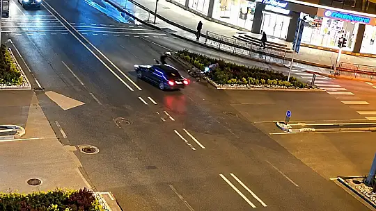 Çarptığı aracın camından içeri girmişti, o anlar kamerada