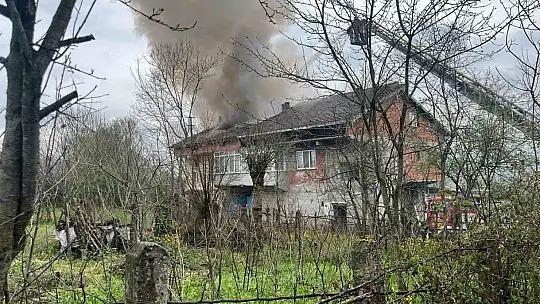 Çaycuma'da ev yangını korku ve paniğe yol açtı, patlama anı amatör kameraya yansıdı