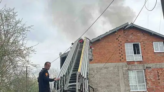 Çaycuma'da ev yangını korku ve paniğe yol açtı, patlama anı amatör kameraya yansıdı
