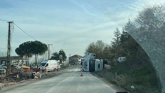 Çaycuma'da kontrolden çıkan tır devrildi