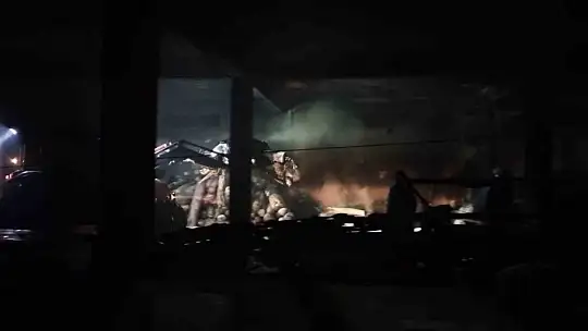 Çaycuma'da sahur vakti çıkan yangında tekstil fabrikası alevlere teslim oldu