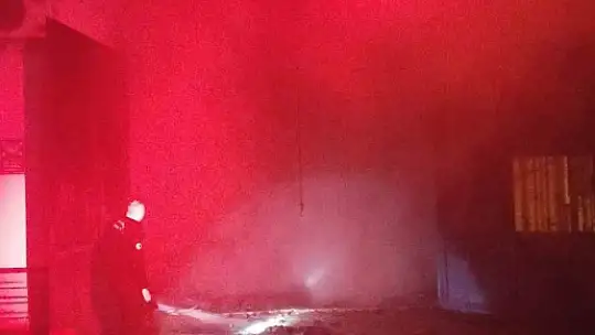 Çaycuma'da sahur vakti çıkan yangında tekstil fabrikası alevlere teslim oldu
