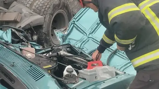 Çaycuma'da tır, otomobile çarptı 1 yaralı