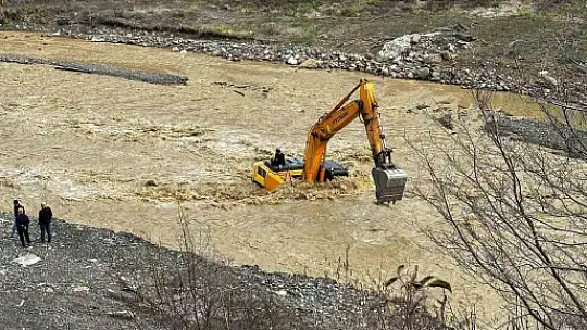 İş makinesinin üzerinde mahsur kaldı